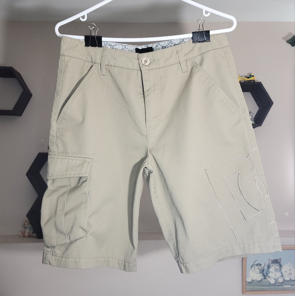 DC Shoe Co. Tan shorts, Size: 30 Style: Intro, RN#93220
